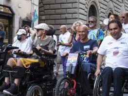 로마에서 장애인 프라이드 행진.. 폭염에도 군중 몰려 기사 이미지