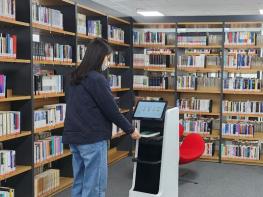 '로봇이 책 안내하고 대출도'…세종시립도서관, 자율주행 로봇 도입 기사 이미지