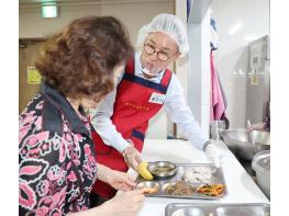 ‘어르신, 따뜻한 밥 한끼 드세요’ 윤희신 태안군수, 릴레이 배식봉사로 살뜰한 효(孝) 행정 실천 기사 이미지
