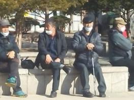 65세 이상 연금수급 912만명 '역대 최대'…月평균 70만원 돌파 기사 이미지